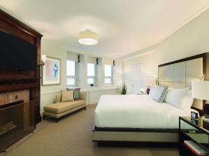 Postel nebo postele na pokoji v ubytování Fairmont Le Chateau Frontenac