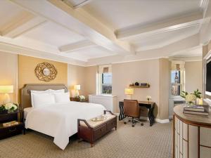 Postel nebo postele na pokoji v ubytování Fairmont Le Chateau Frontenac