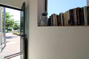 Η βιβλιοθήκη του διαμερίσματος