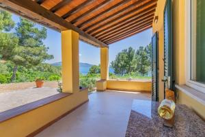 an open porch with a view of the ocean at Farmhouse by the sea - Grilli 3 in Lacona
