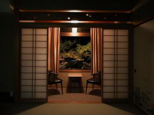 京都高尾山观光酒店的窗户客房的入口