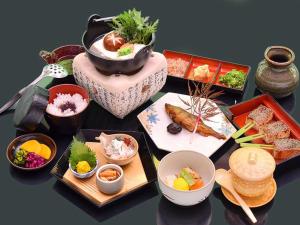 京都高尾山观光酒店的碗里放不同种类食物的桌子 更多70张照片