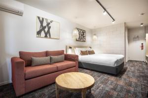 una habitación de hotel con un sofá y una cama en Nightcap at Dalrymple Hotel, en Townsville 56 fotos más