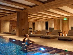 Der Swimmingpool an oder in der Nähe von Swissôtel Resort Kolasin