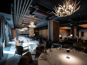 Ein Restaurant oder anderes Speiselokal in der Unterkunft Swissôtel Resort Kolasin 