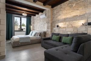 Posezení v ubytování FREE Breakfast, Villa Dreamcatcher with Outdoor and Indoor Pool, Hot Tub, Playroom and Home Cinema