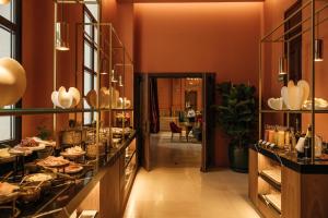- un restaurant avec un buffet de plats dans l'établissement Casa de las Artes, member of Meliá Collection, à Madrid