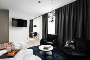 una sala de estar con un sofá y una mesa en Sky Hotel City Apartments, en Linköping