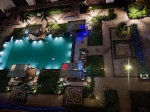 Una vista aérea de una piscina por la noche. en LanMei Holiday Hotel, en Ban Botèn
