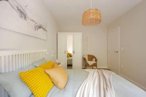 a bedroom with a bed with yellow pillows on it at Escapada a la montaña San Martín in Sotrondio