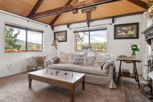 Et opholdsområde på Stunning Lakefront Dock Views Fire pit-Black Fox