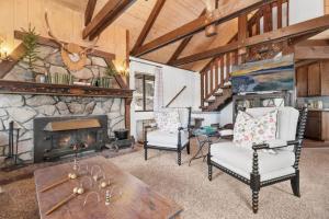 Et opholdsområde på Stunning Lakefront Dock Views Fire pit-Black Fox