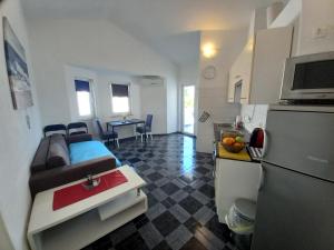 a small apartment with a kitchen and a living room at Apartman Renata in Pula