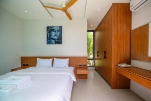 Giường trong phòng chung tại 3 bedroom garden pool holiday villa +39 ảnh