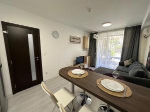 ein Wohnzimmer mit Tisch und Couch in der Unterkunft Apartment in Sveti Vlas in Sweti Wlas