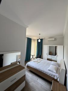 Rúm í herbergi á Lia Guest House