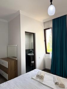 Rúm í herbergi á Lia Guest House