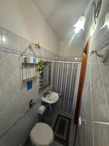 un baño con inodoro y lavabo en Guest House Al Giardino dei Limoni, en Favignana 37 fotos más