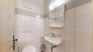 un bagno bianco con lavandino e WC di Pracondu 2 501 - OUTDOOR & FUN apartment 14 pers a Nendaz Altre 15 foto