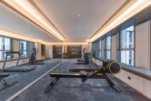 The fitness centre and/or fitness facilities at 北京丽泽商务区万丰路桔子水晶酒店