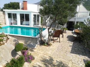 Bazén v ubytování Apartment Cesarica - Velebit Riviera 31088 nebo v jeho okolí