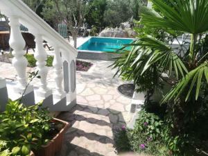 Bazén v ubytování Apartment Cesarica - Velebit Riviera 31088 nebo v jeho okolí