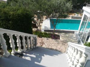 Bazén v ubytování Apartment Cesarica - Velebit Riviera 31088 nebo v jeho okolí