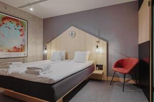 Uma cama ou camas num quarto em Hotel With Urban Deli