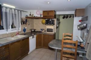 a kitchen with a sink and a counter top at A 1Okm des plages du débarquement, Chez Sabrina, gîte entre mer et campagne, proximité Caen, Bayeux, Arromanches, aéroport Carpiquet in Lantheuil