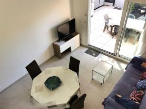 salon ze stołem i kanapą w obiekcie 5005 Mas de la Pinède 141 w Cap d'Agde