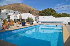 a swimming pool in front of a building at CASA RURAL GA7COLORES only adult in Montaña Blanca