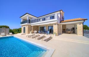 Πισίνα στο ή κοντά στο Luxury Villa Harmony with heated pool and seaview