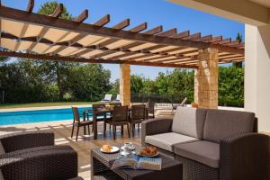 Bazén v ubytování Aphrodite Hills Rentals - Superior Villas nebo v jeho okolí