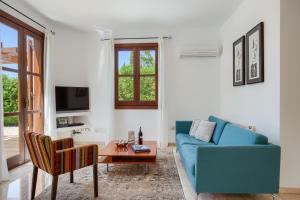 TV a/nebo společenská místnost v ubytování Aphrodite Hills Rentals - Superior Villas