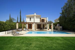 Bazén v ubytování Aphrodite Hills Rentals - Superior Villas nebo v jeho okolí