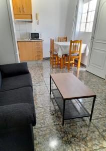 una sala de estar con un sofá y una mesa en Casa Fayacanes, en La Ampuyenta 4 fotos más