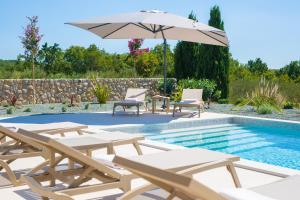 Πισίνα στο ή κοντά στο Luxury Villa Harmony with heated pool and seaview