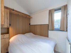 Ένα ή περισσότερα κρεβάτια σε δωμάτιο στο Holiday Home in Petten near Sandy Beach +20 φωτογραφίες