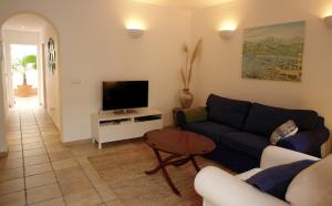 salon z kanapą i telewizorem w obiekcie Ca'n Perlita w Palma de Mallorca