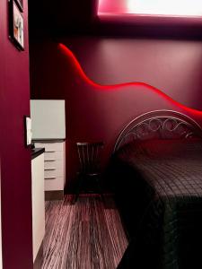 Ένα ή περισσότερα κρεβάτια σε δωμάτιο στο Luscious Suite in an old wooden house