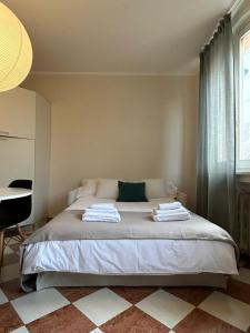 ein Schlafzimmer mit einem Bett mit Handtüchern darauf in der Unterkunft T'Amo suite in Ravenna