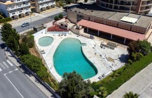 an overhead view of a swimming pool in front of a building at Sea Breeze in Portimão