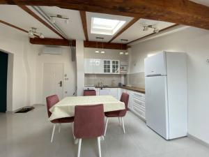 Η κουζίνα ή μικρή κουζίνα στο Apartman Lili