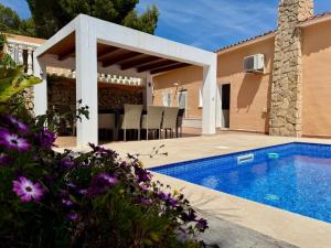 Bazén v ubytování Villa Bellavista Calpe nebo v jeho okolí