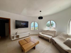 TV a/nebo společenská místnost v ubytování Villa Bellavista Calpe
