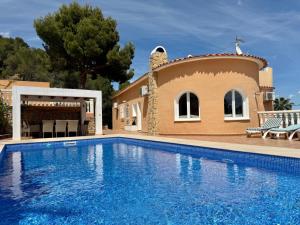 Bazén v ubytování Villa Bellavista Calpe nebo v jeho okolí