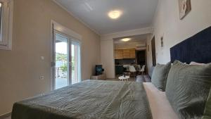 Ένα ή περισσότερα κρεβάτια σε δωμάτιο στο Estia Chios Apartments B7