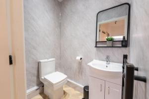 Koupelna v ubytování Luxury 1-Bed Apartment Near city centre and North Manchester General Hospital + 13 fotografií