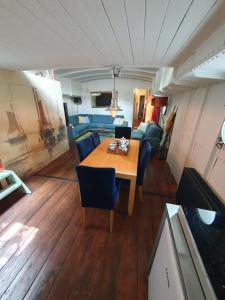 Houseboat holiday apartments Rotterdam的休息区
