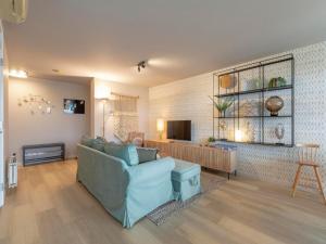 Μια τηλεόραση ή/και κέντρο ψυχαγωγίας στο Apartment in Groote Keeten near Beach +15 φωτογραφίες